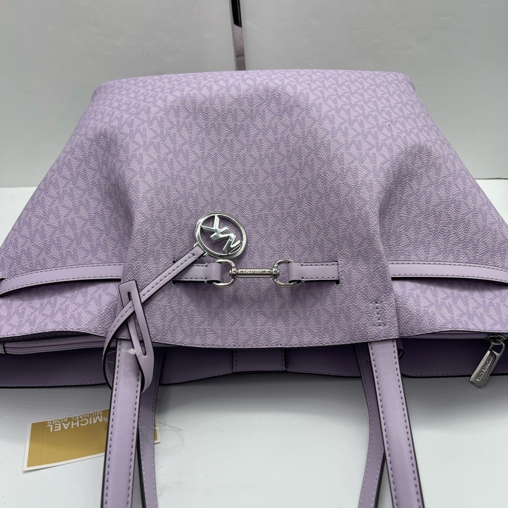 MICHAEL KORS Carson Large Signature Logo Shoulder Tote Bag
Light Quartz
NWT - Picture 11 of 16